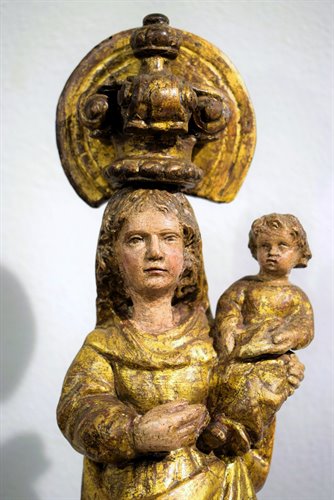 "Vierge à l'Enfant "  Sculpture en bois sculpté et doré